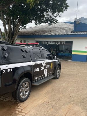 Policiais civis da Delegacia Especializada de Polícia (DEP) de Tefé, a 523 quilômetros de Manaus, prenderam em flagrante, na manhã de sábado (22), um homem de 50 anos pelos crimes de injúria e ameaça no contexto de violência doméstica contra sua companheira, cuja idade não foi informada. A prisão ocorreu na estrada do Aeroporto.