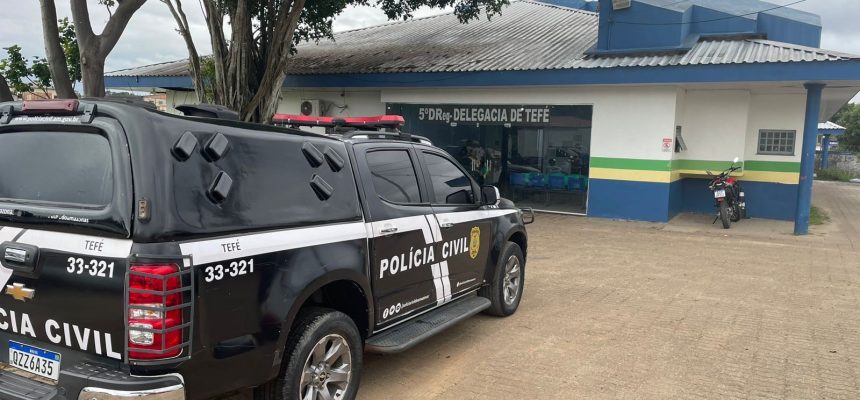 Policiais civis da Delegacia Especializada de Polícia (DEP) de Tefé, a 523 quilômetros de Manaus, prenderam em flagrante, na manhã de sábado (22), um homem de 50 anos pelos crimes de injúria e ameaça no contexto de violência doméstica contra sua companheira, cuja idade não foi informada. A prisão ocorreu na estrada do Aeroporto.