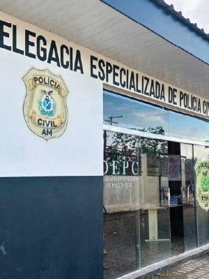 A Polícia Civil do Amazonas (PC-AM), por meio da Delegacia Especializada de Polícia (DEP) de Tefé (a 523 quilômetros de Manaus), com apoio da Guarda Civil Municipal (GCM), cumpriu, na manhã desta terça-feira (08), mandado de prisão temporária de Marinado Lasmar Vieira, 21, conhecido como “Fortinho”, pelo homicídio de uma adolescente, de 16 anos. A prisão foi efetuada na comunidade Colônia Aventura, zona rural do município.