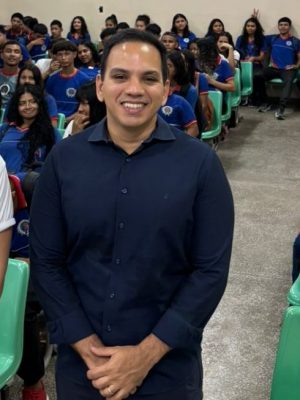A Defensoria Pública do Estado do Amazonas (DPE-AM) realizou, na última quinta-feira (21), uma palestra para os alunos da Escola Estadual Deputado Armando de Sousa Mendes (GM3), no município de Tefé (distante 523 quilômetros de Manaus). A atividade foi conduzida pelos defensores públicos Karina Maria e Miguel Ribeiro e teve como foco apresentar o projeto “Meu Pai Tem Nome”, além de abordar outros temas ligados ao Direito de Família e demais direitos sociais.