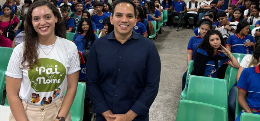 A Defensoria Pública do Estado do Amazonas (DPE-AM) realizou, na última quinta-feira (21), uma palestra para os alunos da Escola Estadual Deputado Armando de Sousa Mendes (GM3), no município de Tefé (distante 523 quilômetros de Manaus). A atividade foi conduzida pelos defensores públicos Karina Maria e Miguel Ribeiro e teve como foco apresentar o projeto “Meu Pai Tem Nome”, além de abordar outros temas ligados ao Direito de Família e demais direitos sociais.