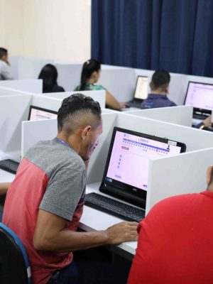 A Secretaria de Estado de Educação e Desporto Escolar abre, nesta segunda-feira (15), o período de inscrições para a realização do Provão Eletrônico voltado para municípios do interior do Amazonas. Nesta etapa, participarão do certame os estudantes das cidades de Codajás, Tabatinga, Tefé, Presidente Figueiredo e Parintins (distantes 240, 1.108, 523, 117 e 369 quilômetros de Manaus, respectivamente). As inscrições seguem até sexta-feira (19).