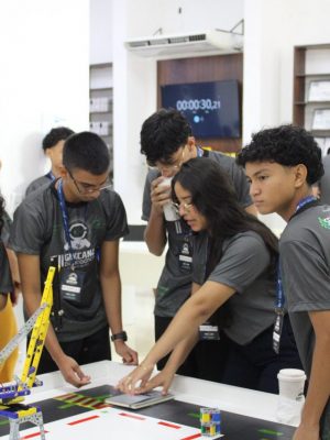 Proporcionar uma experiência de aprendizado prático em robótica, promovendo o interesse por áreas como programação, engenharia e ciência é o objetivo da terceira edição da “Gincana de Robótica da cidade de Tefé”, apoiada pelo Governo do Amazonas, por meio da Fundação de Amparo à Pesquisa do Estado do Amazonas (Fapeam). O evento pretende reforçar valores de cooperação, criatividade e respeito. A ação amparada via Programa de Apoio à Realização de Eventos Científicos e Tecnológicos no Estado do Amazonas (Parev), ocorrerá nos dias 11 e 12 de setembro das 8h30 às 11h e das 13h30 às 17h, na sede da Secretaria de Desenvolvimento Econômico, Ciência, Tecnologia e Inovação (Sedecti), na rua Campinas, 26A, bairro Santa Teresa, em Tefé (distante 523 quilômetros de Manaus). Para a coordenadora do evento, e mestre em física, Jakeline Rabelo Lima, o apoio da Fapeam é essencial para difundir e estimular a produção científica no município de Tefé e cidades adjacentes. “A parceria com a Fapeam é fundamental, pois fortalece a promoção da ciência, tecnologia e inovação no interior do Amazonas. Além do apoio institucional, a presença da Fundação dá visibilidade ao evento e legitima seu papel como iniciativa que contribui para a formação científica, tecnológica e cidadã dos estudantes”, comentou. Gincana A Gincana não é apenas uma competição, mas um projeto de impacto social e educacional, que busca reduzir desigualdades tecnológicas no interior e preparar os estudantes para os desafios da Indústria 4.0, sempre valorizando o conhecimento científico aliado à preservação da Amazônia. O evento presencial é destinado aos estudantes do 9º ano do ensino fundamental das escolas públicas municipais e estaduais de Tefé. A expectativa da organização do evento é de receber 60 competidores, divididos em 10 equipes de 6 estudantes. “Esperamos que a Gincana estimule a continuidade de projetos de robótica nas escolas e revele talentos que possam futuramente atuar em áreas estratégicas para o desenvolvimento do Amazonas”, explicou a coordenadora do evento. Programação No dia 11 de setembro, a gincana inicia com credenciamento, cerimônia de abertura e treinamento. Em 12 de setembro, a programação está dividida em três etapas principais: Primeira etapa: Atividade de Mecânica, eletrônica e programação: construção de robôs. Nesta etapa, as equipes serão desafiadas a construir um projeto utilizando o kit do mindstorm ev3 da Lego Education. O desafio proposto será a construção de um seguidor de linha e identificador de obstáculos. A equipe deve construir e programar um robô que execute um percurso no tempo máximo de 1h. Segunda etapa: Quiz sobre a história de Tefé e do Amazonas, em formato de tabuleiro interativo. Para realizar esta etapa, as equipes receberam, com duas semanas de antecedência, um material para estudo sobre a história da cidade de Tefé e do Amazonas. Nesta fase, os participantes utilizarão os robôs montados na etapa anterior. As equipes estarão em uma pista no formato de um jogo de tabuleiro que contará com 30 casas. Terceira etapa: Corrida com drone terrestre: pista com obstáculos e desafios lógicos. Cada membro da equipe precisará controlar um robô durante uma volta completa em uma pista com obstáculos e um portal de perguntas de raciocínio lógico. O objetivo é superar os obstáculos no caminho e alcançar a linha de chegada. A partir das 17h30 do dia 12 de setembro acontecerá o encerramento do evento com premiação. Além disso, todos os competidores receberão medalhas e certificados de participação. Parev O Parev é uma iniciativa da Fapeam que apoia a realização de eventos regionais, nacionais e internacionais sediados no estado do Amazonas, relacionados à Ciência, Tecnologia e Inovação (CT&I) como congressos, simpósios, workshops, seminários, ciclo de palestras, conferências e oficinas de trabalho. O Programa visa popularizar a ciência, divulgando resultados de pesquisas científicas e contribuindo para a promoção do intercâmbio científico e tecnológico. Eventos científicos da Fapeam A agenda de eventos científicos do segundo semestre de 2025, apoiados pelo Governo do Amazonas, por meio da Fapeam, pode ser acessada em: https://www.fapeam.am.gov.br/programacao-de-eventos-cientificos-e-tecnologicos-apoiados-pela-fapeam/