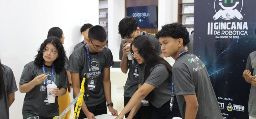 Proporcionar uma experiência de aprendizado prático em robótica, promovendo o interesse por áreas como programação, engenharia e ciência é o objetivo da terceira edição da “Gincana de Robótica da cidade de Tefé”, apoiada pelo Governo do Amazonas, por meio da Fundação de Amparo à Pesquisa do Estado do Amazonas (Fapeam). O evento pretende reforçar valores de cooperação, criatividade e respeito. A ação amparada via Programa de Apoio à Realização de Eventos Científicos e Tecnológicos no Estado do Amazonas (Parev), ocorrerá nos dias 11 e 12 de setembro das 8h30 às 11h e das 13h30 às 17h, na sede da Secretaria de Desenvolvimento Econômico, Ciência, Tecnologia e Inovação (Sedecti), na rua Campinas, 26A, bairro Santa Teresa, em Tefé (distante 523 quilômetros de Manaus). Para a coordenadora do evento, e mestre em física, Jakeline Rabelo Lima, o apoio da Fapeam é essencial para difundir e estimular a produção científica no município de Tefé e cidades adjacentes. “A parceria com a Fapeam é fundamental, pois fortalece a promoção da ciência, tecnologia e inovação no interior do Amazonas. Além do apoio institucional, a presença da Fundação dá visibilidade ao evento e legitima seu papel como iniciativa que contribui para a formação científica, tecnológica e cidadã dos estudantes”, comentou. Gincana A Gincana não é apenas uma competição, mas um projeto de impacto social e educacional, que busca reduzir desigualdades tecnológicas no interior e preparar os estudantes para os desafios da Indústria 4.0, sempre valorizando o conhecimento científico aliado à preservação da Amazônia. O evento presencial é destinado aos estudantes do 9º ano do ensino fundamental das escolas públicas municipais e estaduais de Tefé. A expectativa da organização do evento é de receber 60 competidores, divididos em 10 equipes de 6 estudantes. “Esperamos que a Gincana estimule a continuidade de projetos de robótica nas escolas e revele talentos que possam futuramente atuar em áreas estratégicas para o desenvolvimento do Amazonas”, explicou a coordenadora do evento. Programação No dia 11 de setembro, a gincana inicia com credenciamento, cerimônia de abertura e treinamento. Em 12 de setembro, a programação está dividida em três etapas principais: Primeira etapa: Atividade de Mecânica, eletrônica e programação: construção de robôs. Nesta etapa, as equipes serão desafiadas a construir um projeto utilizando o kit do mindstorm ev3 da Lego Education. O desafio proposto será a construção de um seguidor de linha e identificador de obstáculos. A equipe deve construir e programar um robô que execute um percurso no tempo máximo de 1h. Segunda etapa: Quiz sobre a história de Tefé e do Amazonas, em formato de tabuleiro interativo. Para realizar esta etapa, as equipes receberam, com duas semanas de antecedência, um material para estudo sobre a história da cidade de Tefé e do Amazonas. Nesta fase, os participantes utilizarão os robôs montados na etapa anterior. As equipes estarão em uma pista no formato de um jogo de tabuleiro que contará com 30 casas. Terceira etapa: Corrida com drone terrestre: pista com obstáculos e desafios lógicos. Cada membro da equipe precisará controlar um robô durante uma volta completa em uma pista com obstáculos e um portal de perguntas de raciocínio lógico. O objetivo é superar os obstáculos no caminho e alcançar a linha de chegada. A partir das 17h30 do dia 12 de setembro acontecerá o encerramento do evento com premiação. Além disso, todos os competidores receberão medalhas e certificados de participação. Parev O Parev é uma iniciativa da Fapeam que apoia a realização de eventos regionais, nacionais e internacionais sediados no estado do Amazonas, relacionados à Ciência, Tecnologia e Inovação (CT&I) como congressos, simpósios, workshops, seminários, ciclo de palestras, conferências e oficinas de trabalho. O Programa visa popularizar a ciência, divulgando resultados de pesquisas científicas e contribuindo para a promoção do intercâmbio científico e tecnológico. Eventos científicos da Fapeam A agenda de eventos científicos do segundo semestre de 2025, apoiados pelo Governo do Amazonas, por meio da Fapeam, pode ser acessada em: https://www.fapeam.am.gov.br/programacao-de-eventos-cientificos-e-tecnologicos-apoiados-pela-fapeam/