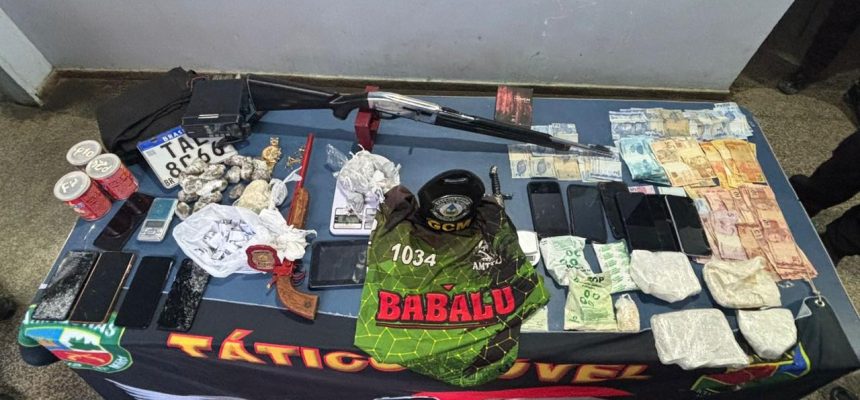 Uma operação conjunta da Polícia Civil do Amazonas (PC-AM), Polícia Militar do Amazonas (PMAM) e Guarda Civil Municipal (GCM) resultou na prisão de 11 pessoas acusadas de integrarem um grupo criminoso que atuava em um “Tribunal do Crime” na cidade de Tefé, distante 523 quilômetros de Manaus. A ação, denominada Operação Ruptura, foi realizada na quinta-feira (16) pela Delegacia Interativa de Polícia (DIP) de Tefé.